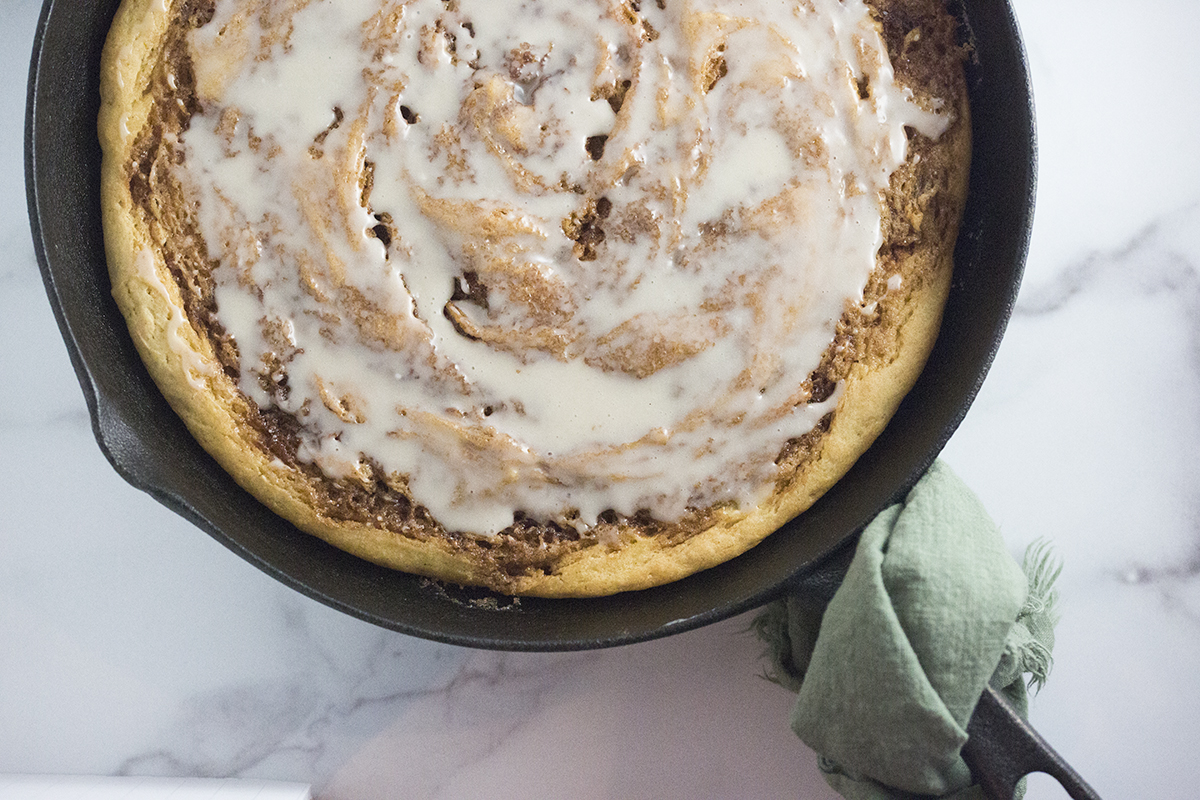 Read more about the article Cinnamon Roll Skillet Pizza