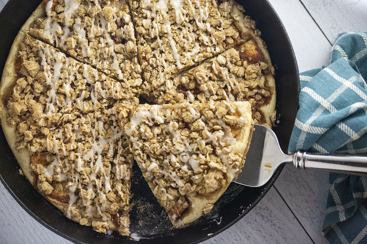 Read more about the article Apple Crisp Skillet Pizza