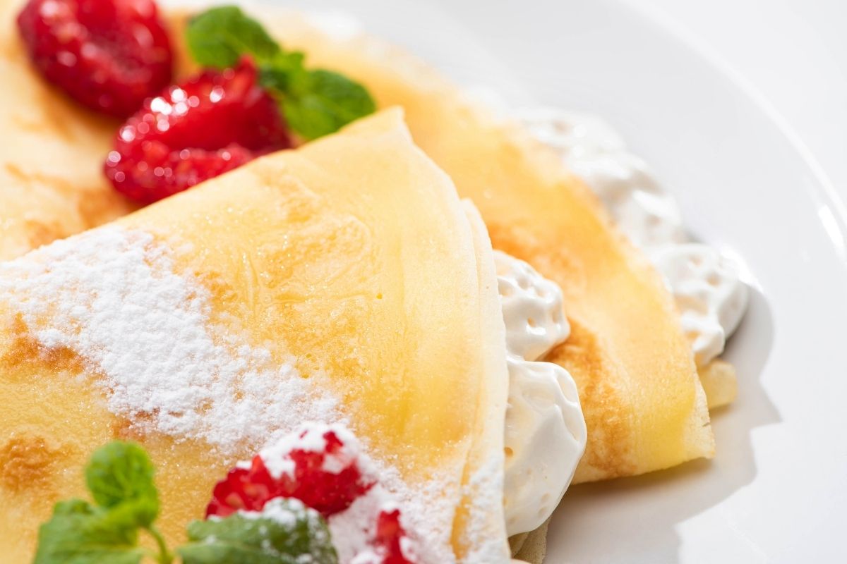 You are currently viewing Strawberries and Cream Crepes