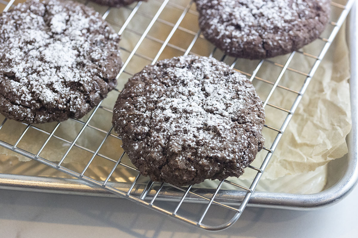 You are currently viewing Gluten Free Chocolate Crinkle Cookies