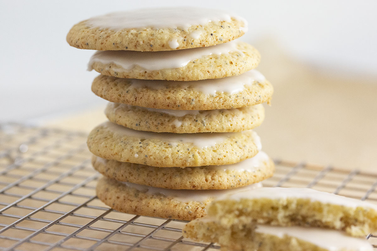 You are currently viewing Gluten Free Lemon Poppy Seed Cookies